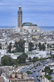 Image du Maroc Professionnelle de  Sur cette vue réalisée du restaurant panoramique de l'hôtel Anfa-Port on découvre cette vue donnant sur les mosquées au premier plan celle de Ould El Hamra la plus ancienne de  Casablanca située sur le Boulevard des Almohades et au fond au bord de l’océan la mosquée Hassan II, doté du plus haut minaret du monde, Samedi 11 Avril 2009. (Photo / Abdeljalil Bounhar)

